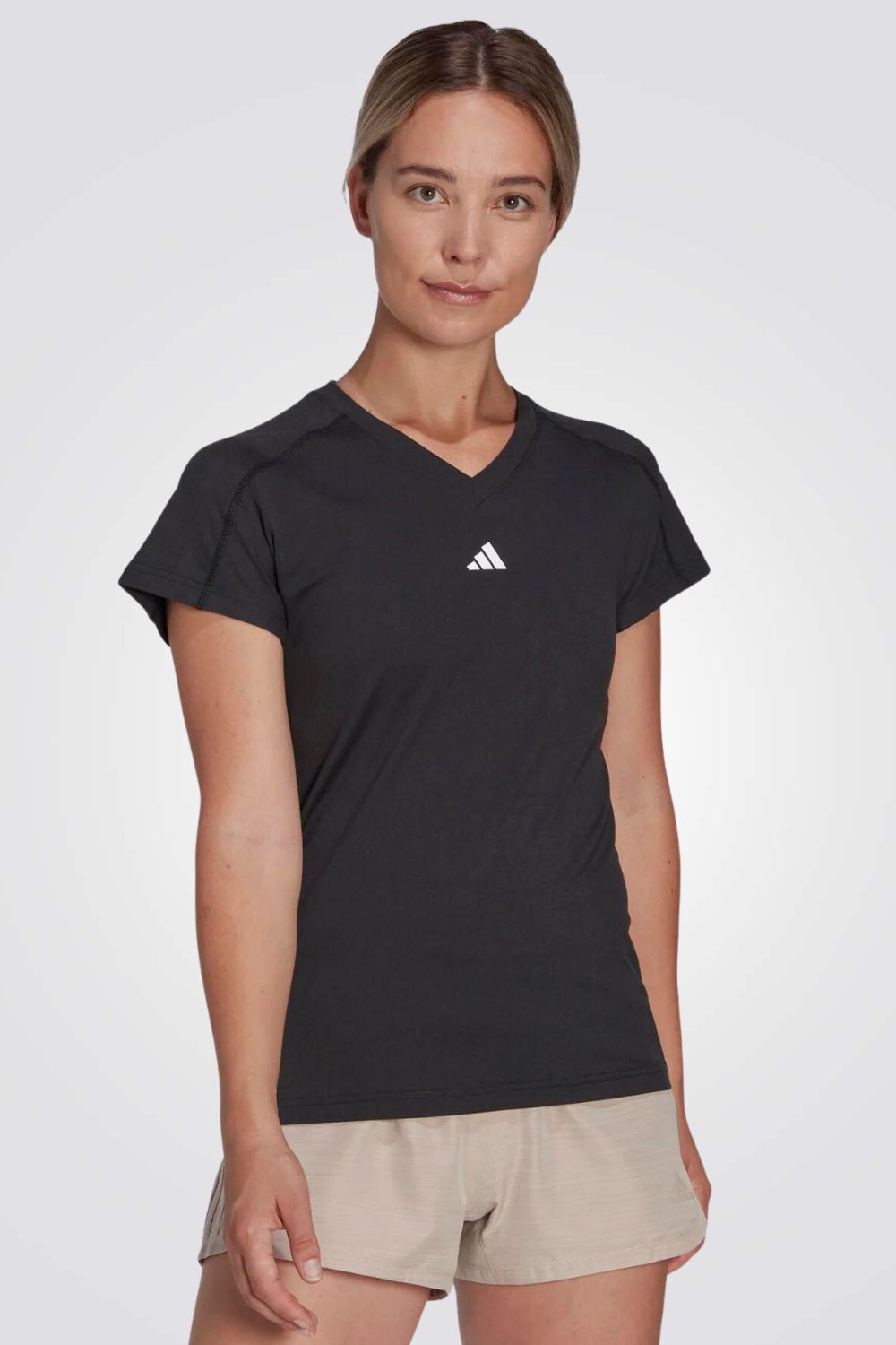 טישירט ESSENTIALS MINIMAL BRANDING V-NECK TEE בצבע שחור