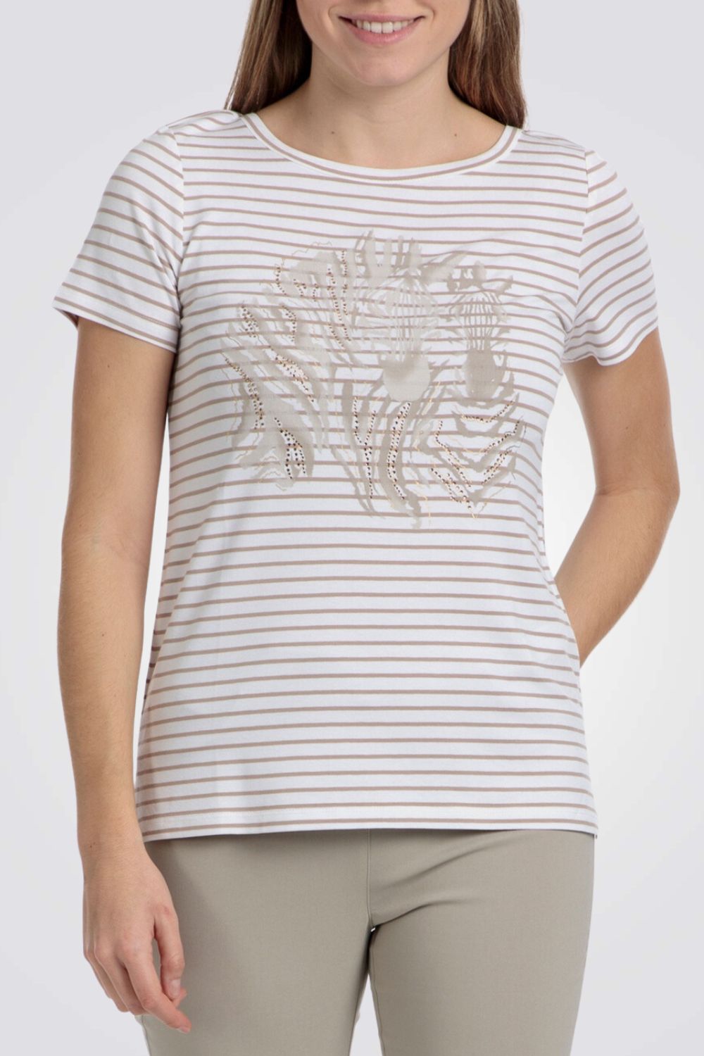 חולצת פסים בצבע בז' ולבן