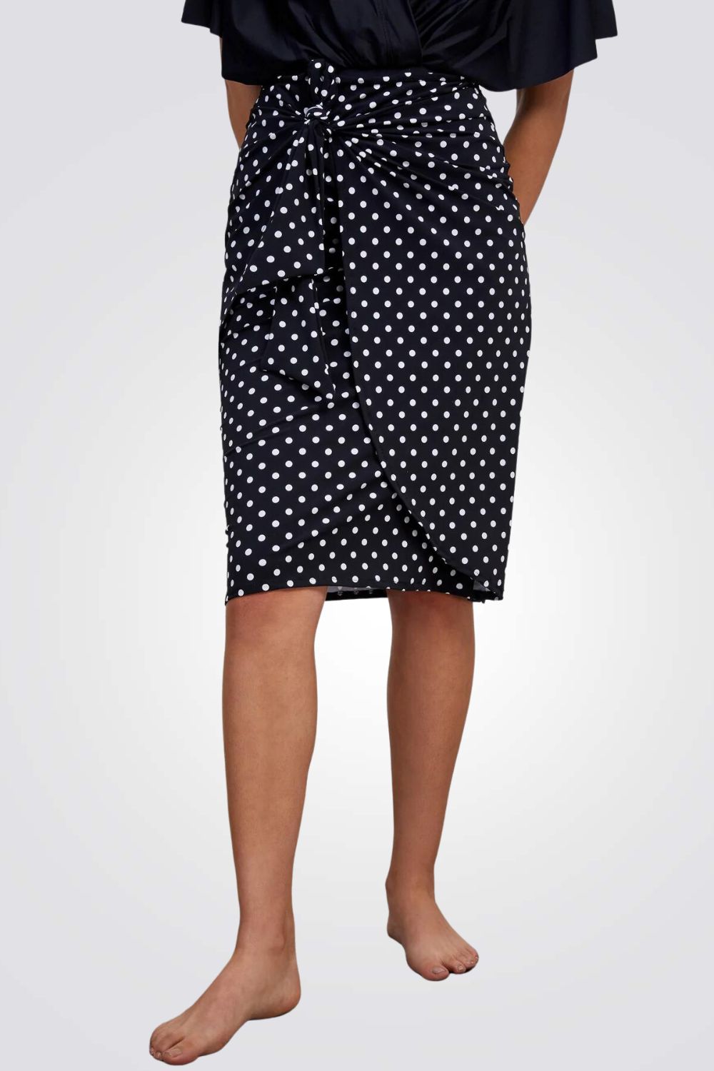 חצאית בגד ים מעטפת קשירה לנשים בצבע שחור עם נקודות