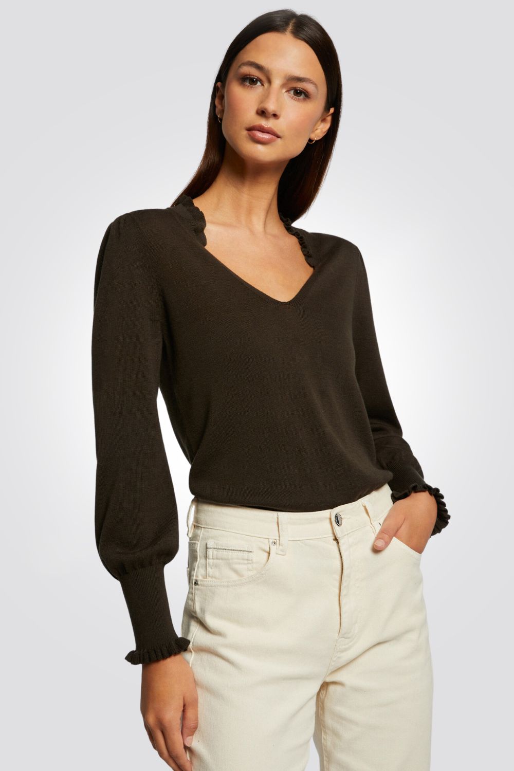 סריג נשים וי עם וולן במפתח עם שרוול עשיר בחאקי