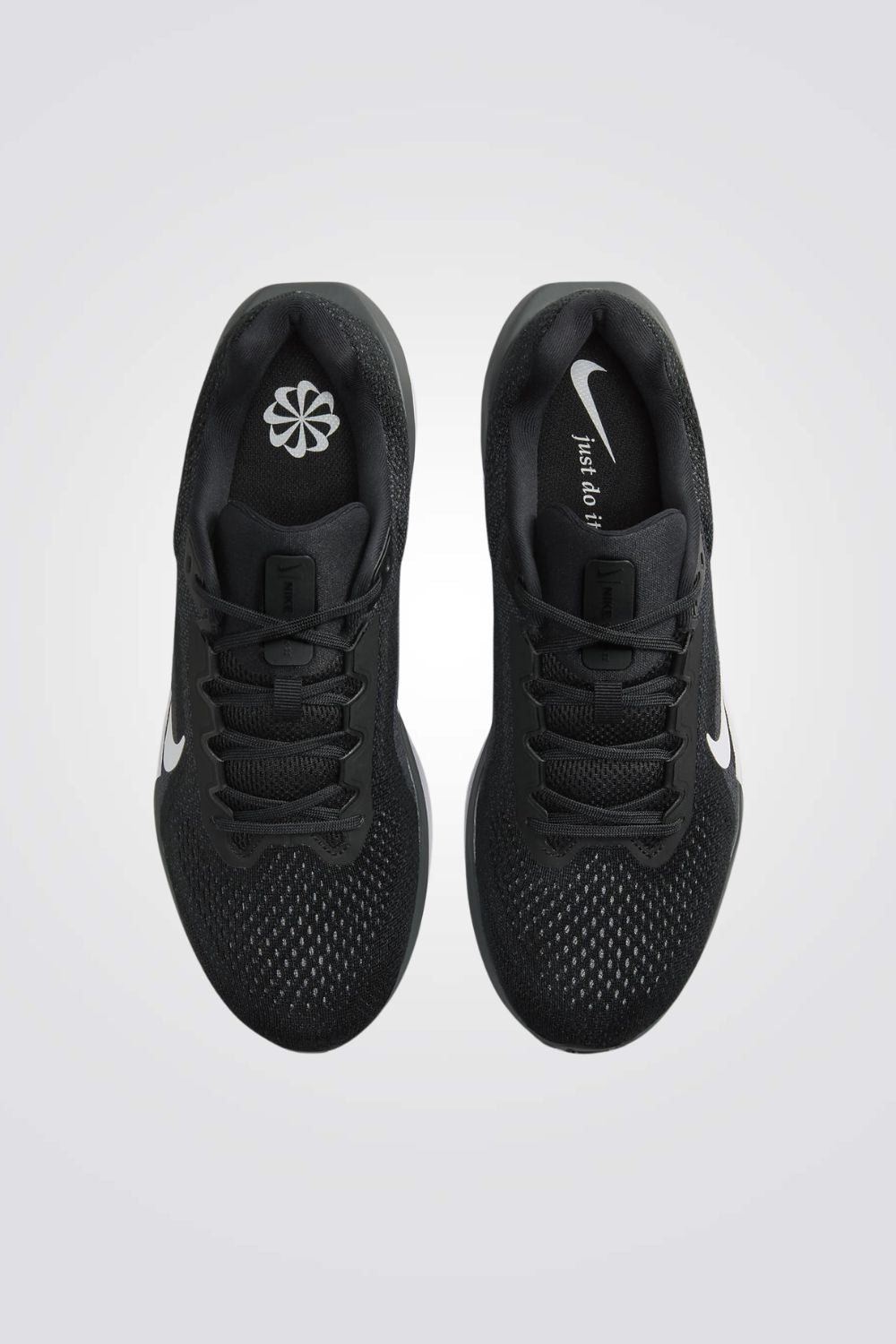 נעלי ספורט Winflo 11 בצבע שחור/לבן