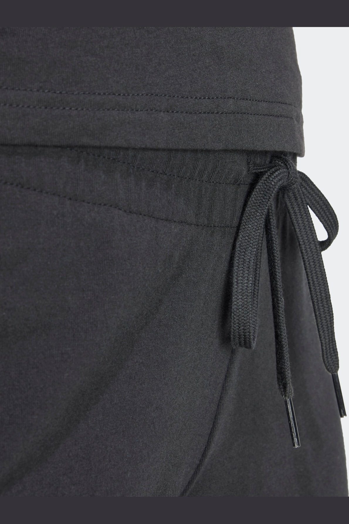 מכנסיים קצרים לנשים ESSENTIALS SLIM 3-STRIPES בצבע שחור ולבן