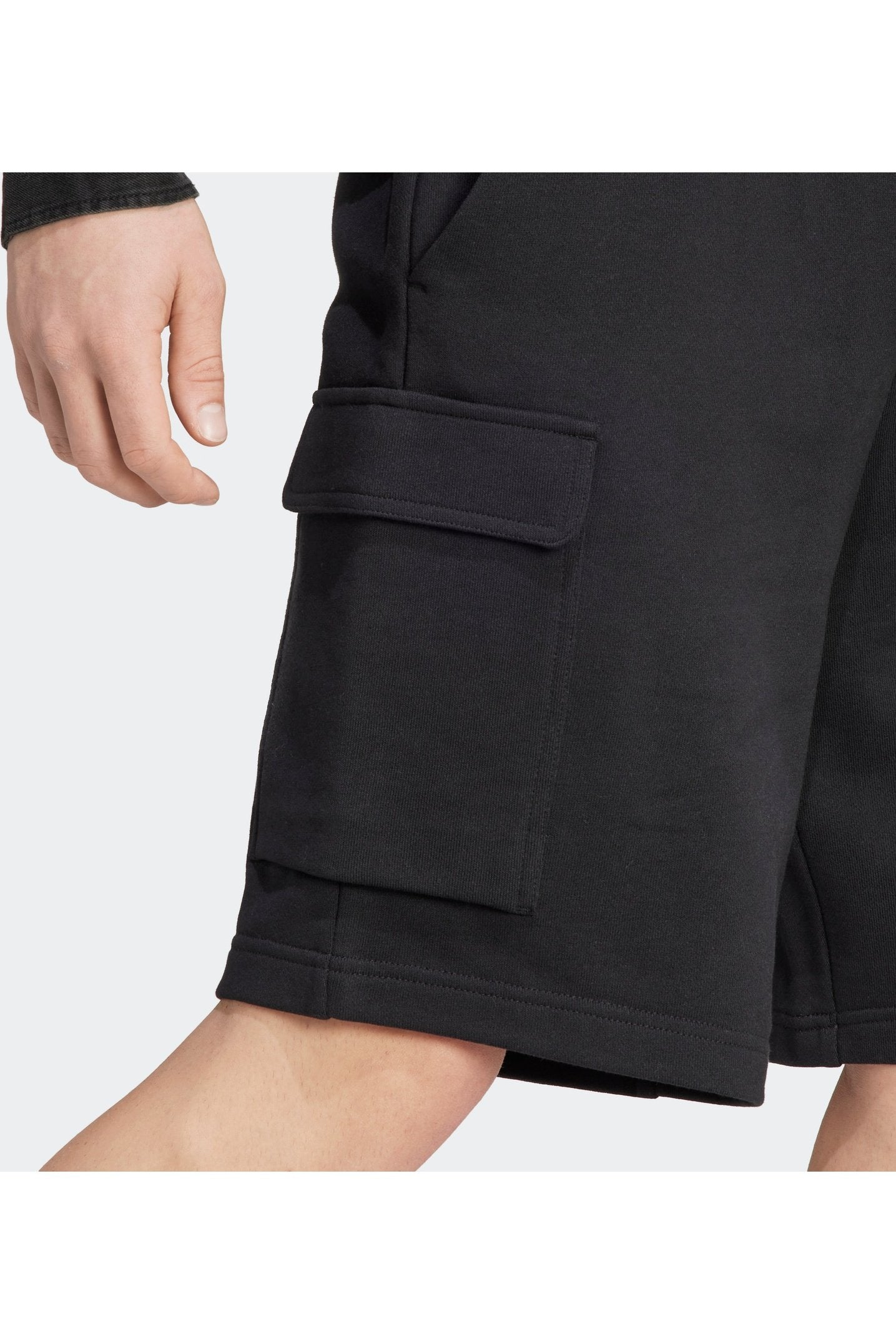 מכנסיים קצרים לגברים ESSENTIALS FRENCH TERRY CARGO בצבע שחור