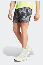 מכנסיים מבית המותג ADIDAS עשויות מבד מנדף זיעה עם תמיכה פנימית נוספת לכל עוצמה של אימון, מותן אלסטית להתאמה מושלמת וסגירת שרוך להידוק מלא. כיסים עם סגירת רוכסן לשמירה על הפריטים החשובים .