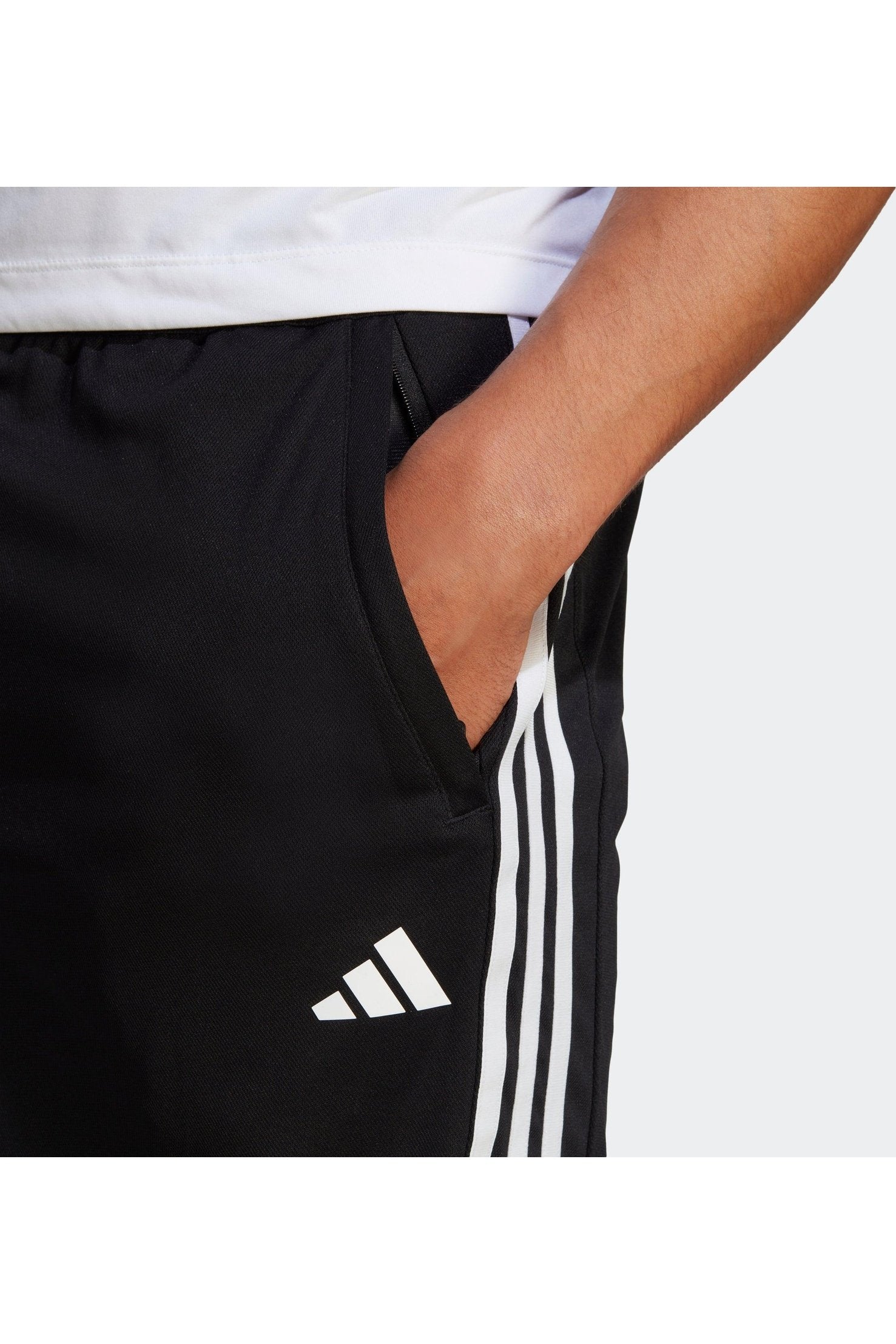 מכנסיים קצרים TRAIN ESSENTIALS בצבע שחור - MASHBIR//365