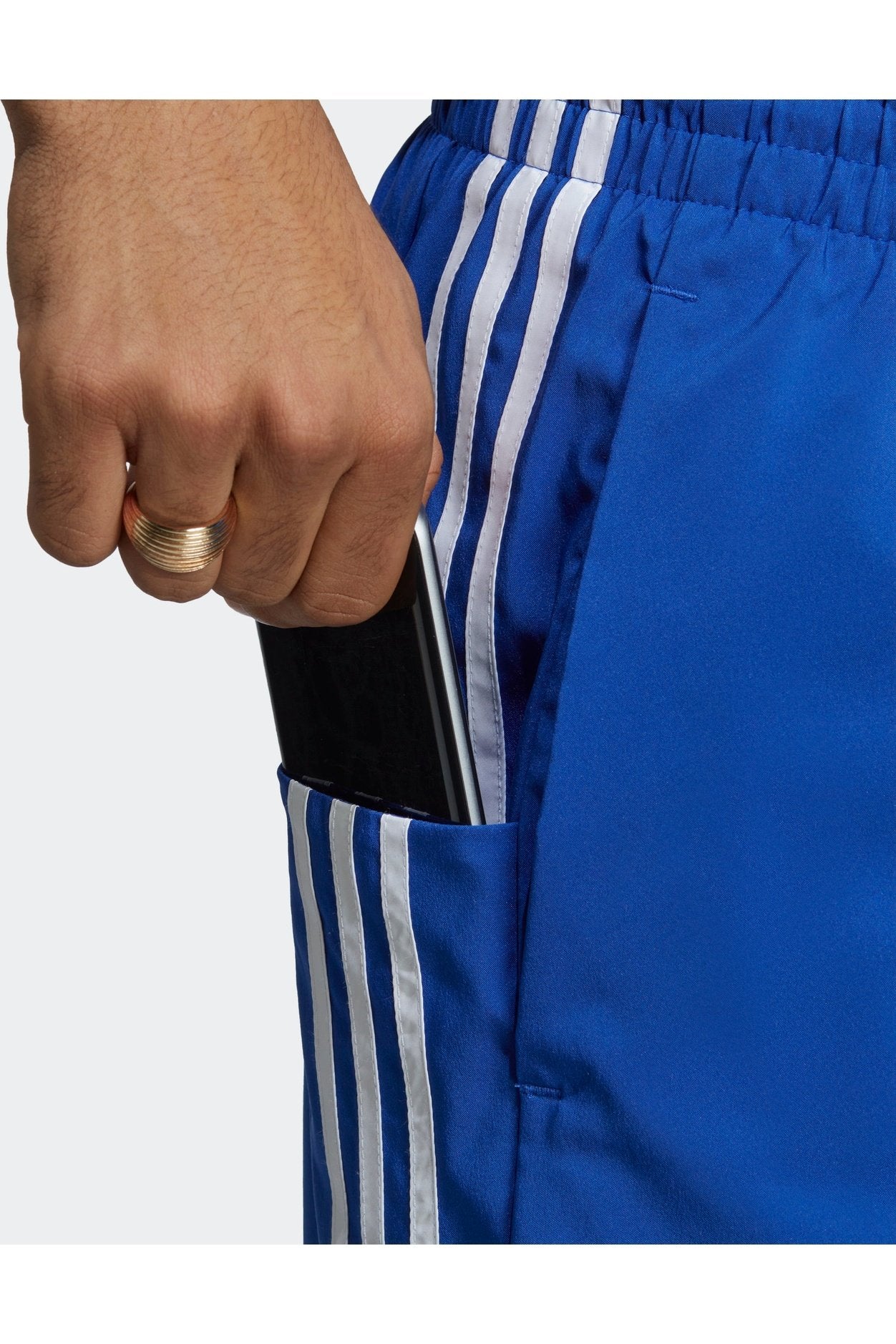 מכנסיים קצרים לגברים AEROREADY ESSENTIALS CHELSEA 3-STRIPES בצבע כחול ולבן