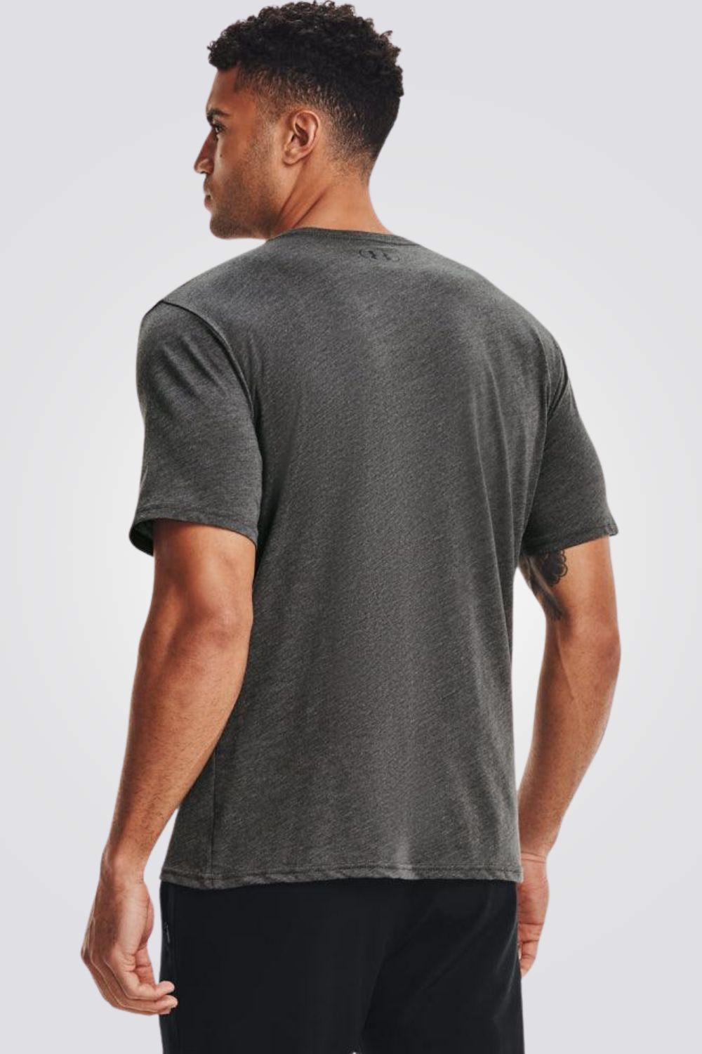 טישירט Sportstyle Left Chest בצבע אפור