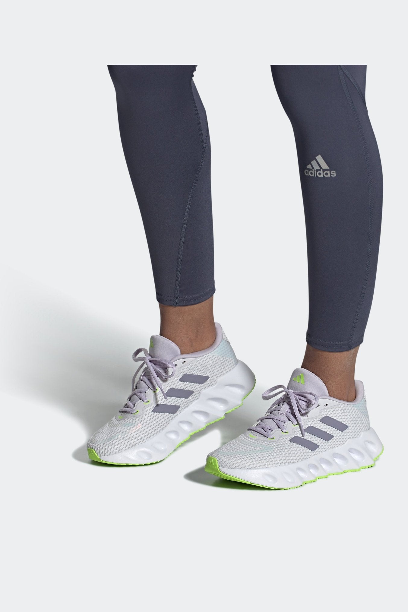 נעלי ספורט לנשים SWITCH RUN בצבע לבן וכסוף