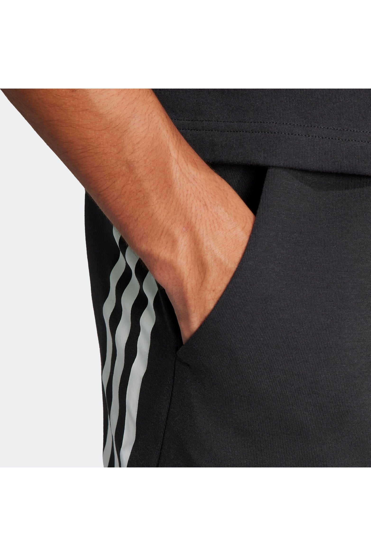 מכנסיים קצרים FUTURE ICONS 3-STRIPES בצבע שחור