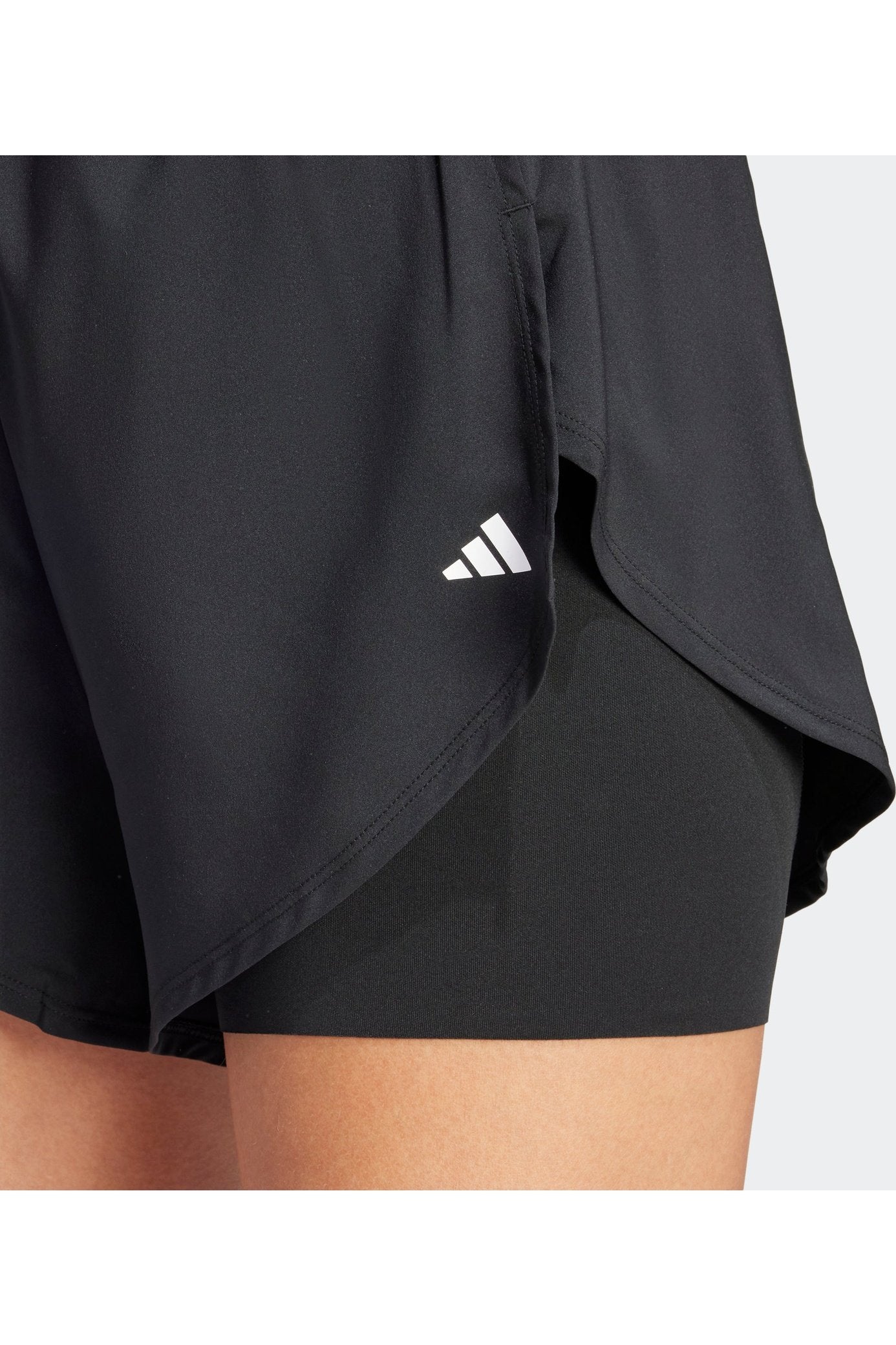 מכנסיים קצרים לנשים DESIGNED FOR TRAINING 2-IN-1  בצבע שחור