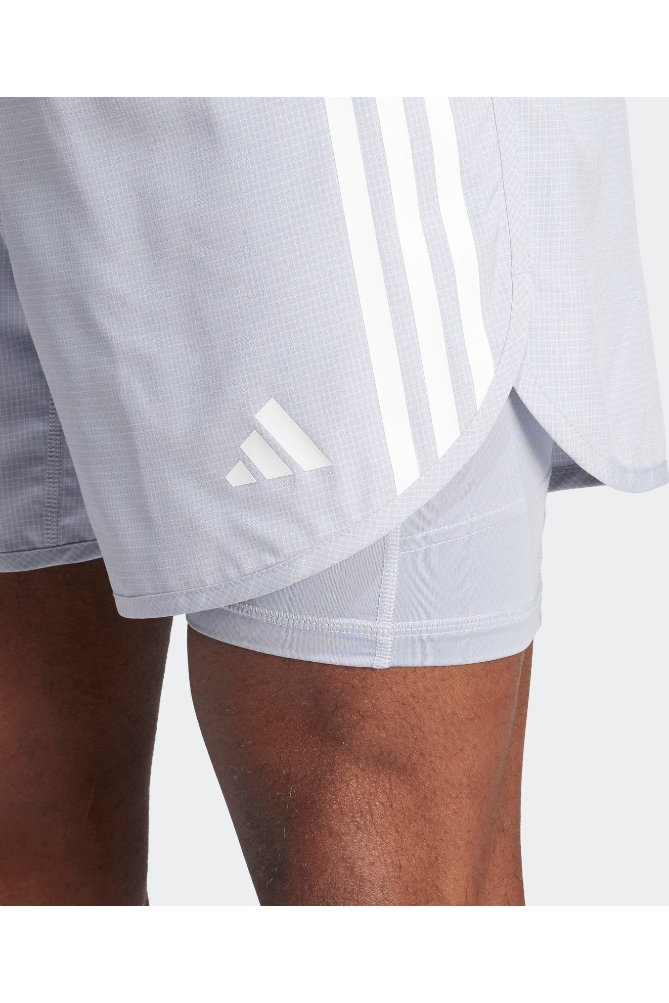 מכנסיים קצרים לגברים OWN THE RUN 3-STRIPES 2-IN-1 בצבע אפור בהיר