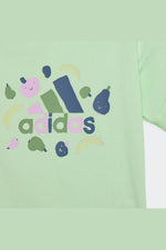 חליפה מבית המותג ADIDAS, עשויה מחומר נעים ורך. המכנס בעל מותן אלסטית מתכוננת שמספקת התאמה מושלמת.