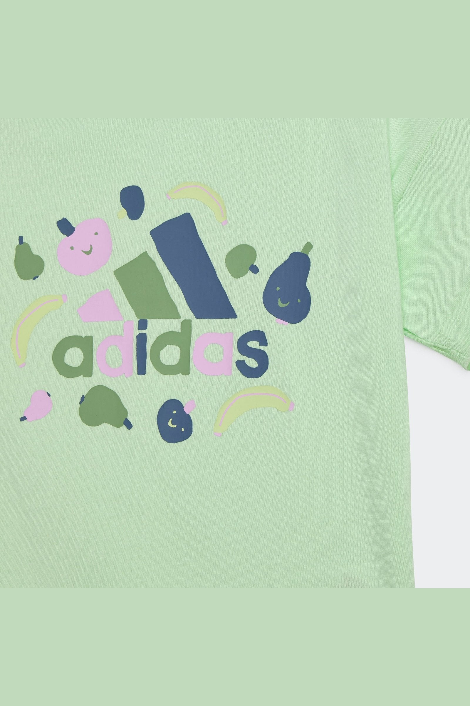 חליפה מבית המותג ADIDAS, עשויה מחומר נעים ורך. המכנס בעל מותן אלסטית מתכוננת שמספקת התאמה מושלמת.