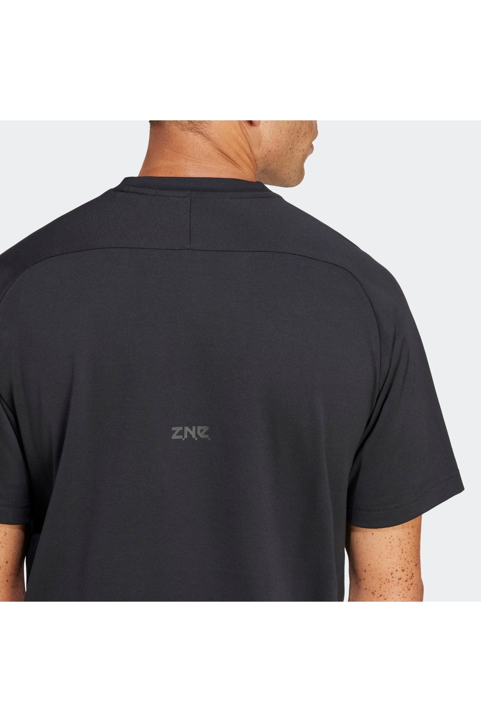טישירט לגברים Z.N.E. בצבע שחור