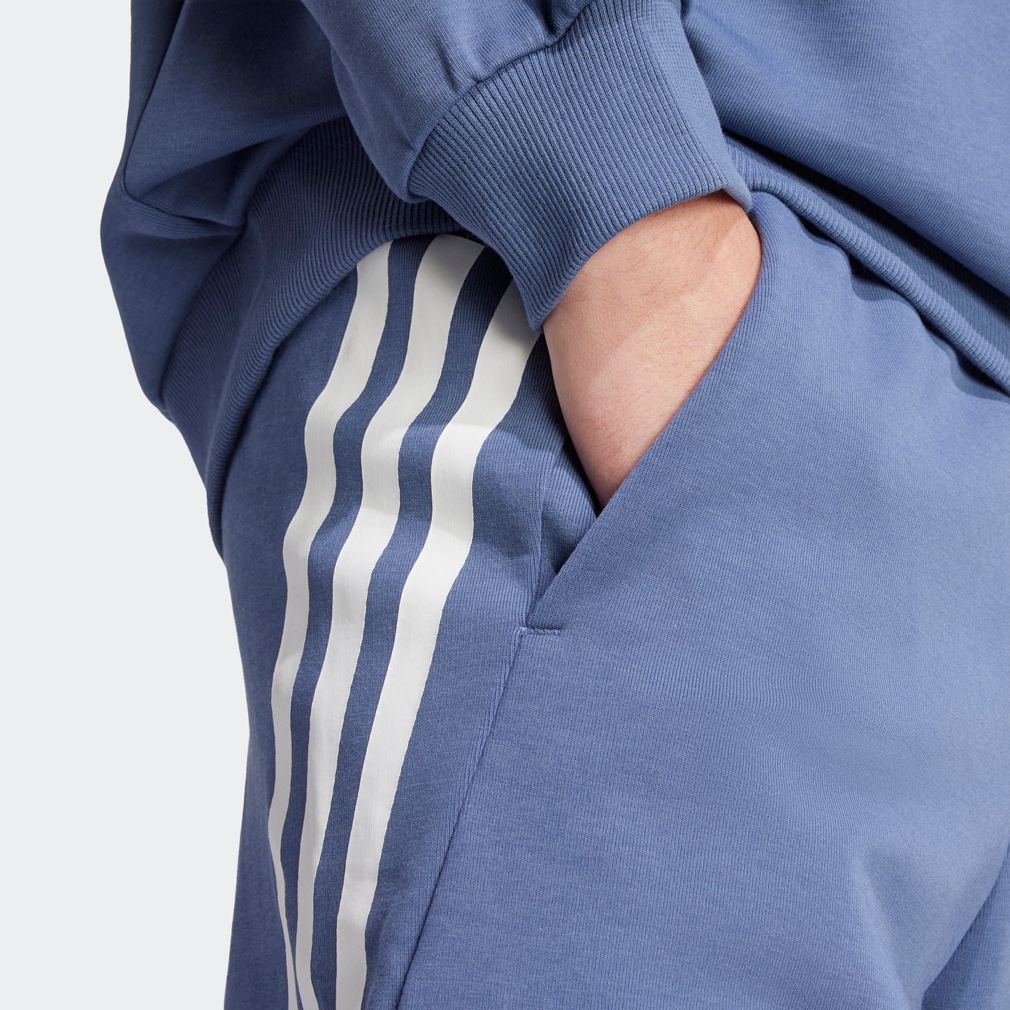 מכנסיים קצרים לגברים FUTURE ICONS 3-STRIPES בצבע כחול ולבן