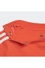 חליפה מבית המותג ADIDAS, עשויה מחומר נעים ורך.