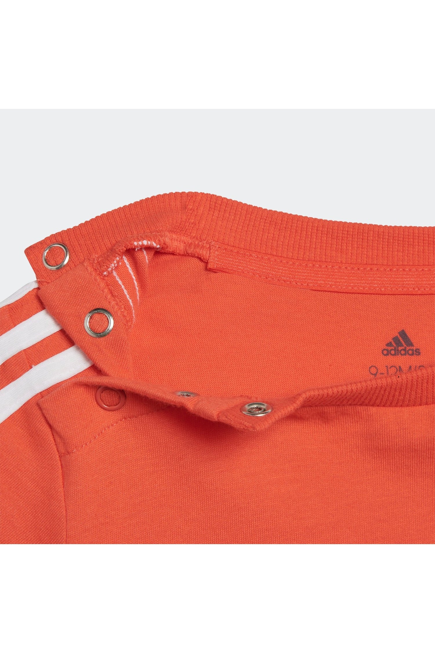 חליפה מבית המותג ADIDAS, עשויה מחומר נעים ורך.