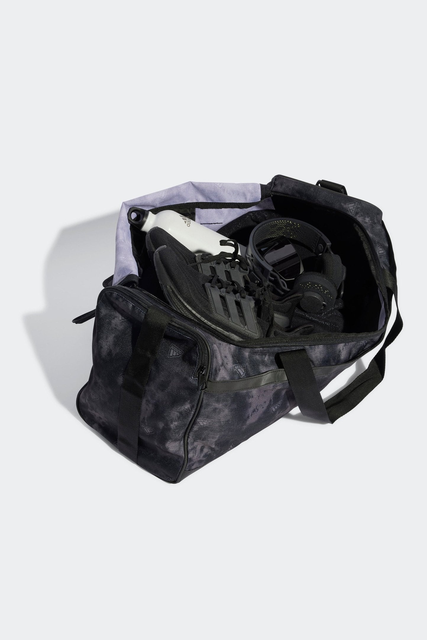 תיק אימון LINEAR GRAPHIC DUFFEL MEDIUM 39L בצבע שחור ולבן