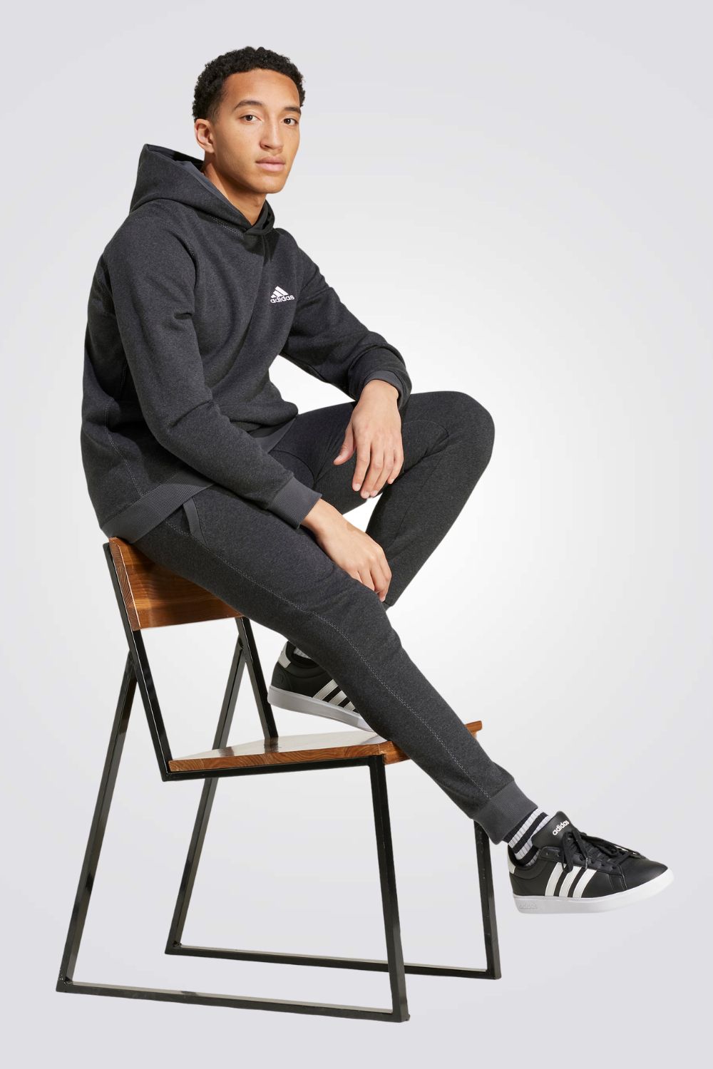 מכנסיים Seasonal Essentials בצבע שחור מלאנז'