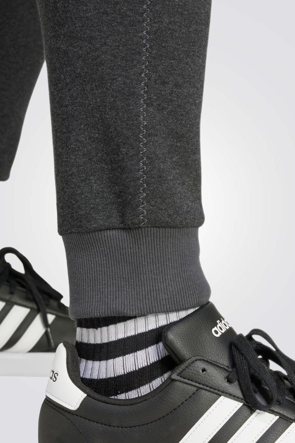 מכנסיים Seasonal Essentials בצבע שחור מלאנז'