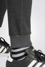 מכנסיים Seasonal Essentials בצבע שחור מלאנז'