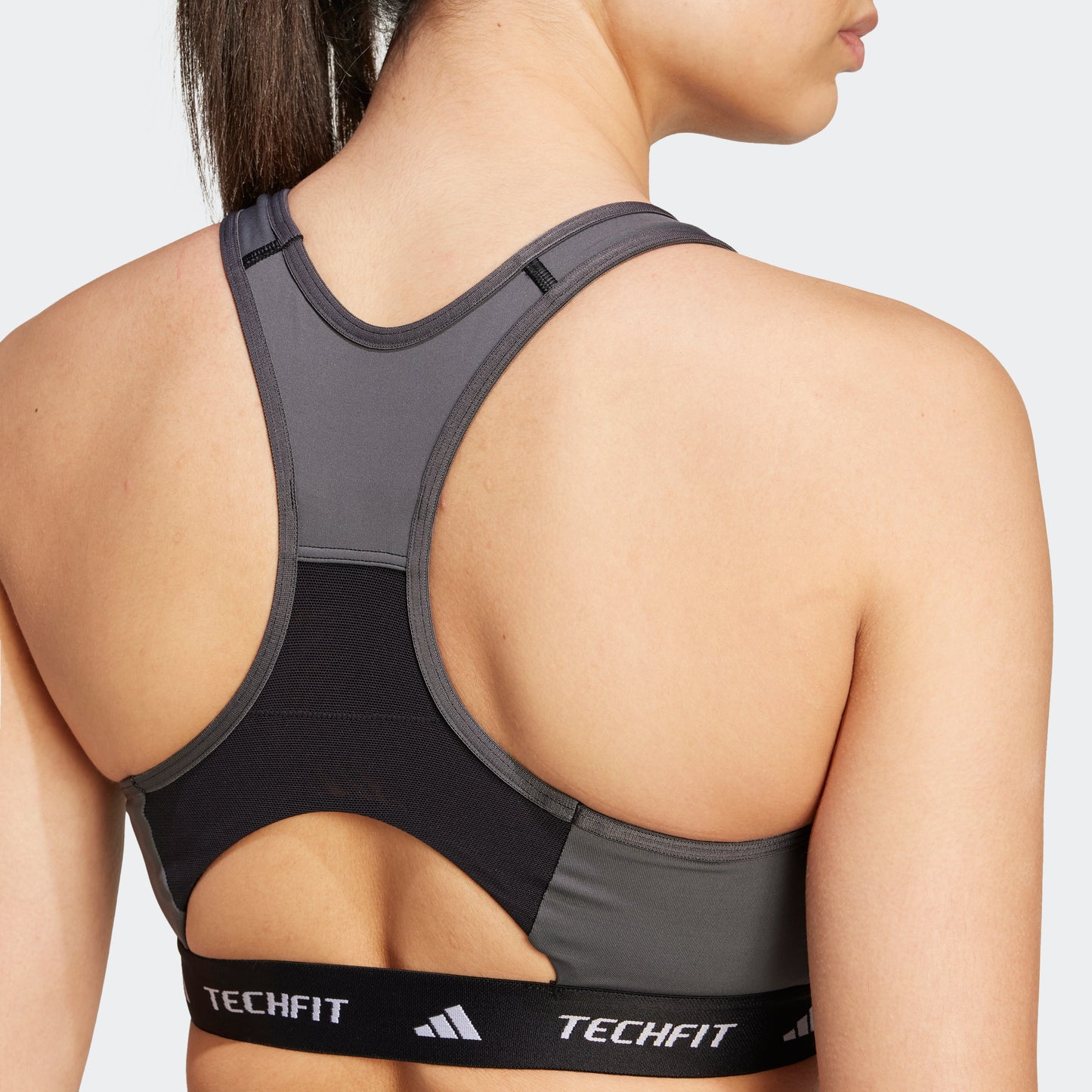 טופ אימון לנשים Techfit בצבע שחור