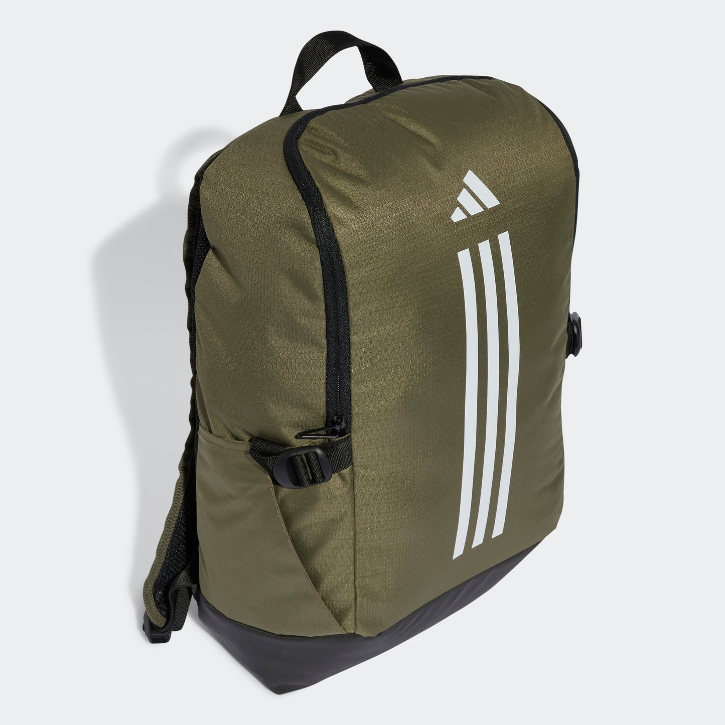 תיק גב 23L ESSENTIALS 3-STRIPES בצבע ירוק זית ושחור