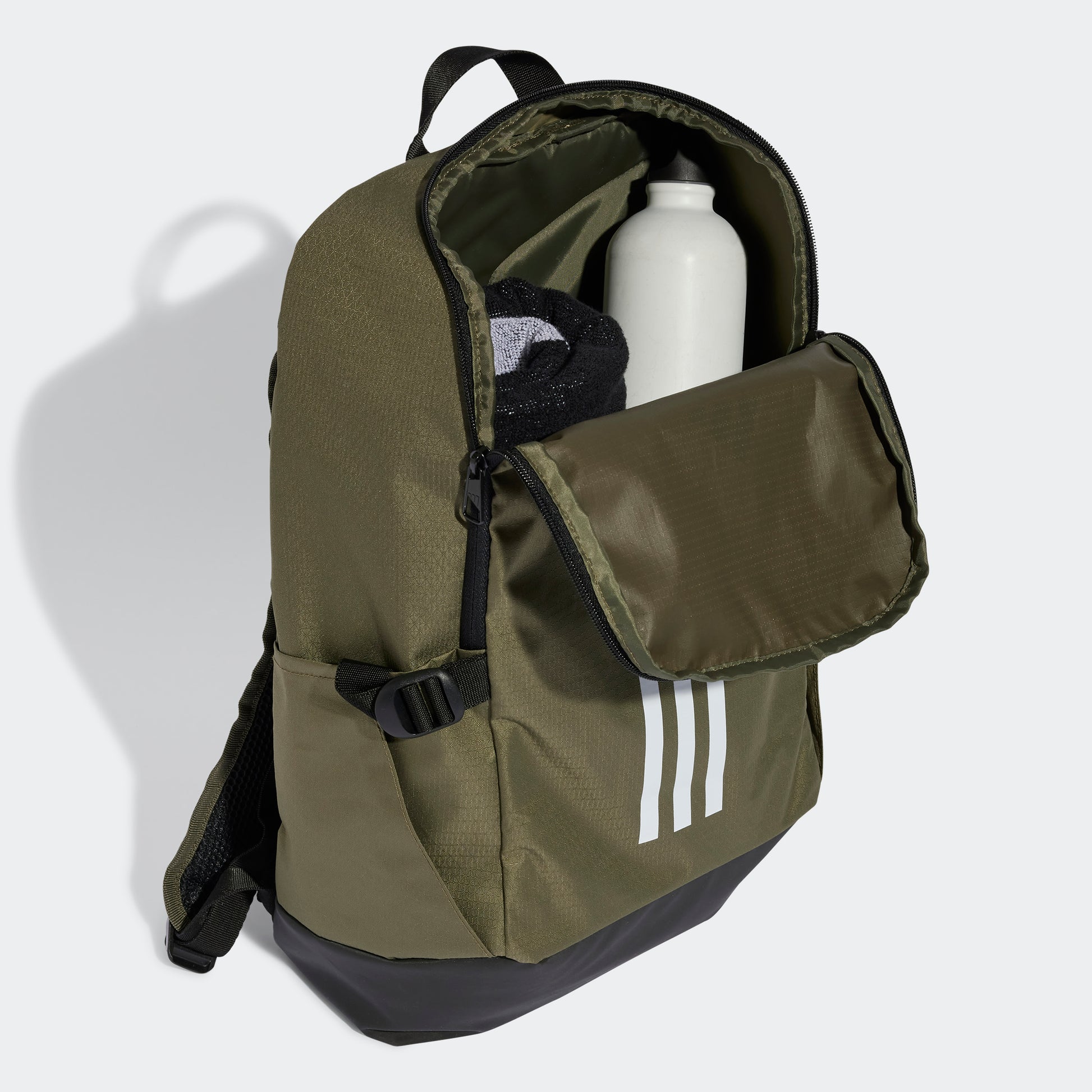 תיק גב 23L ESSENTIALS 3-STRIPES בצבע ירוק זית ושחור