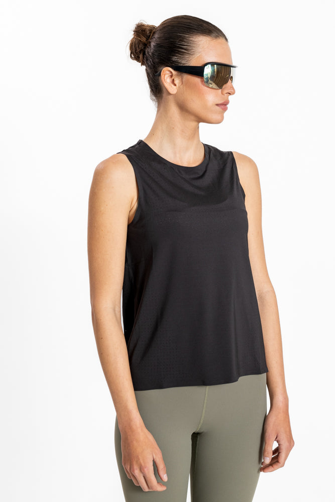 גופיית אימון לנשים בצבע שחור