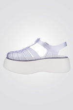 סנדלים מבית המותג MELLISA בעלות מדרס פנימי רך במיוחד שעוטף את הרגל בנוחות בלתי מתפשרת. סולייה חיצונית עמידה שמספקת אחיזה מלאה בקרקע. רצועה אחורית וקדמית בסגירת אבזם להתאמה מושלמת.