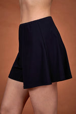 מכנסי בגד ים קצרים לנשים בצבע שחור - MASHBIR//365