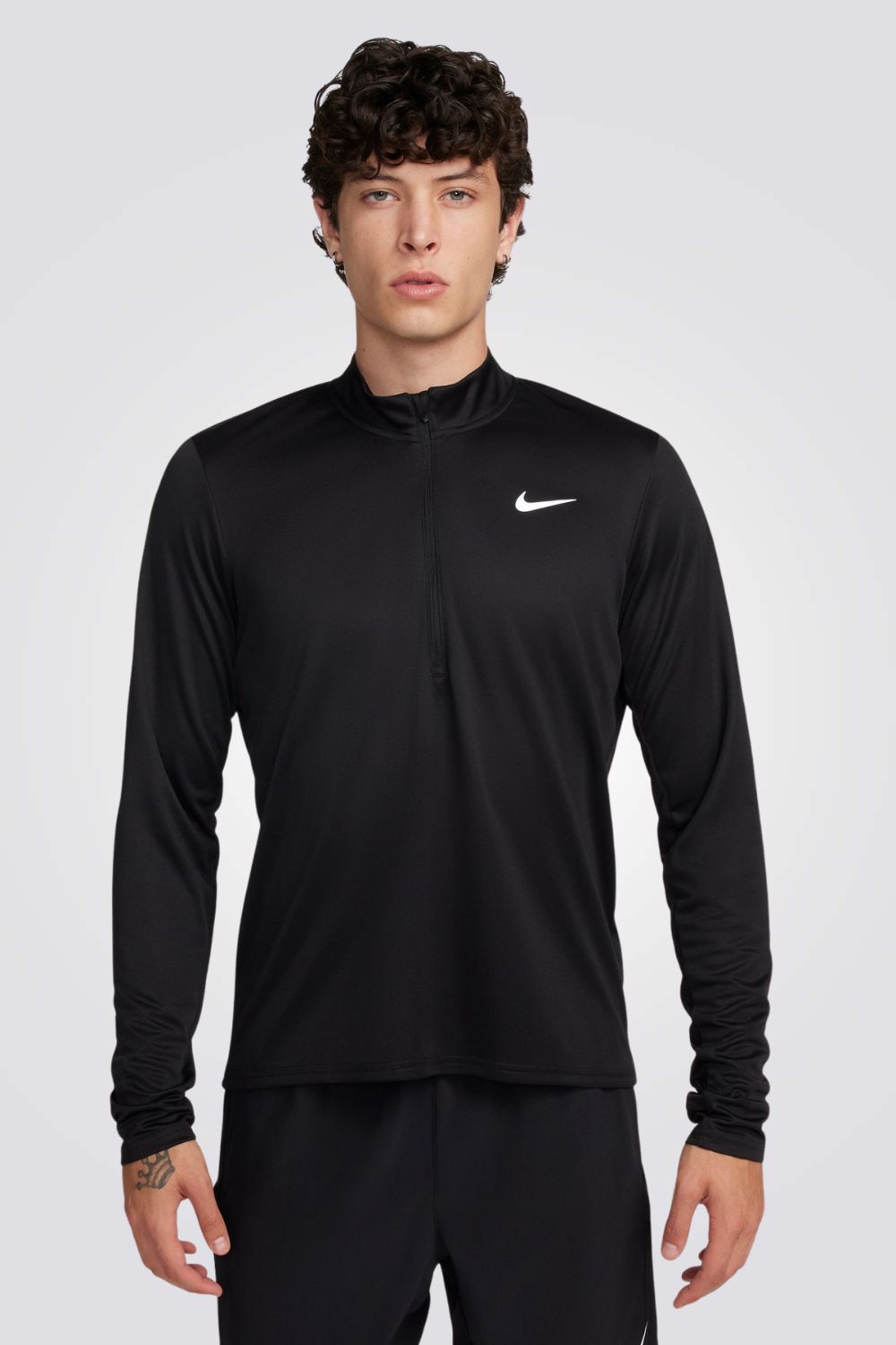 סווטשירט ספורט מבית המותג NIKE, בטכנולוגיית Dri-FIT. מתאים לריצה, בעל צווארון גבוה ושרוולים ארוכים עם פתחים לאצבעות.