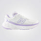 נעלי ספורט מבית המותג NEW BALANCE, בעלות סוליית ביניים מרופדת ביותר שמספקת נוחות מקסימלית. סולייה חיצונית שהופכת כל צעד שלך לרך במיוחד. - 1