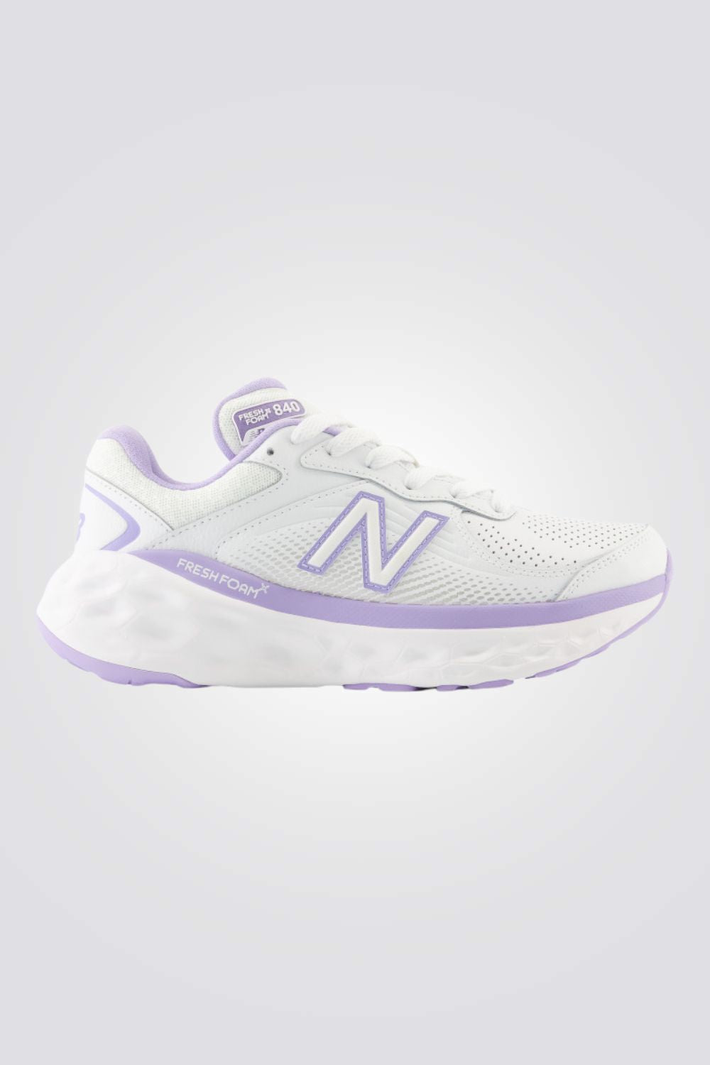 נעלי ספורט מבית המותג NEW BALANCE, בעלות סוליית ביניים מרופדת ביותר שמספקת נוחות מקסימלית. סולייה חיצונית שהופכת כל צעד שלך לרך במיוחד.