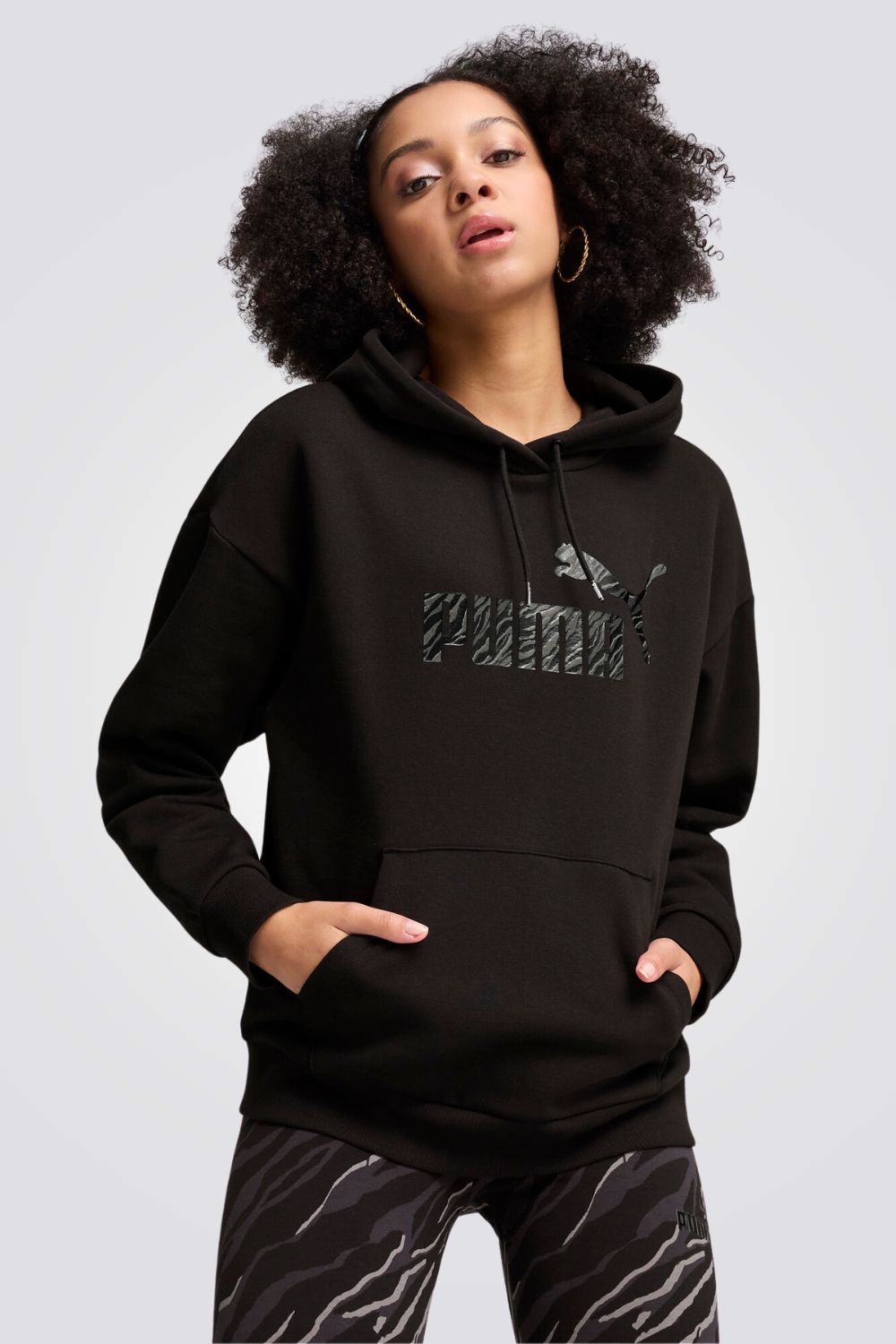 קפוצ'ון מבית המותג PUMA, בצבע שחור. מעוצב בסגנון אלגנטי עם הדפס המותג בחזית. בעל כיס קדמי לשמירה על החפצים.