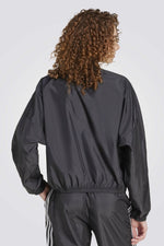 סווטשירט מבית המותג ADIDAS, מושלם לאימון במזג אוויר קר. אידיאלי לאימון בכל מזג אוויר, בטכנולוגיית AEROREADY שסופגת לחות.