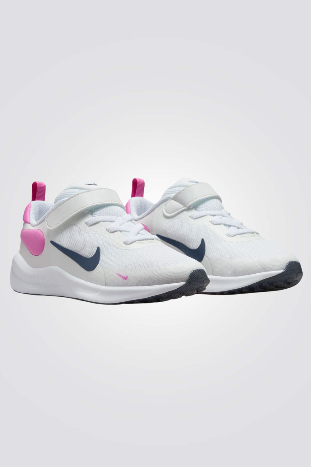 נעליים מבית המותג NIKE, בעלות ריפוד פנימי רך במיוחד ותמיכה שעוטפים את הרגל בצורה הטובה ביותר. סולייה חיצונית עשויה מגומי ששומרת על הרגל יציבה ומספקת אחיזה מלאה. סגירת סקוטץ' להאתמה מושלמת.