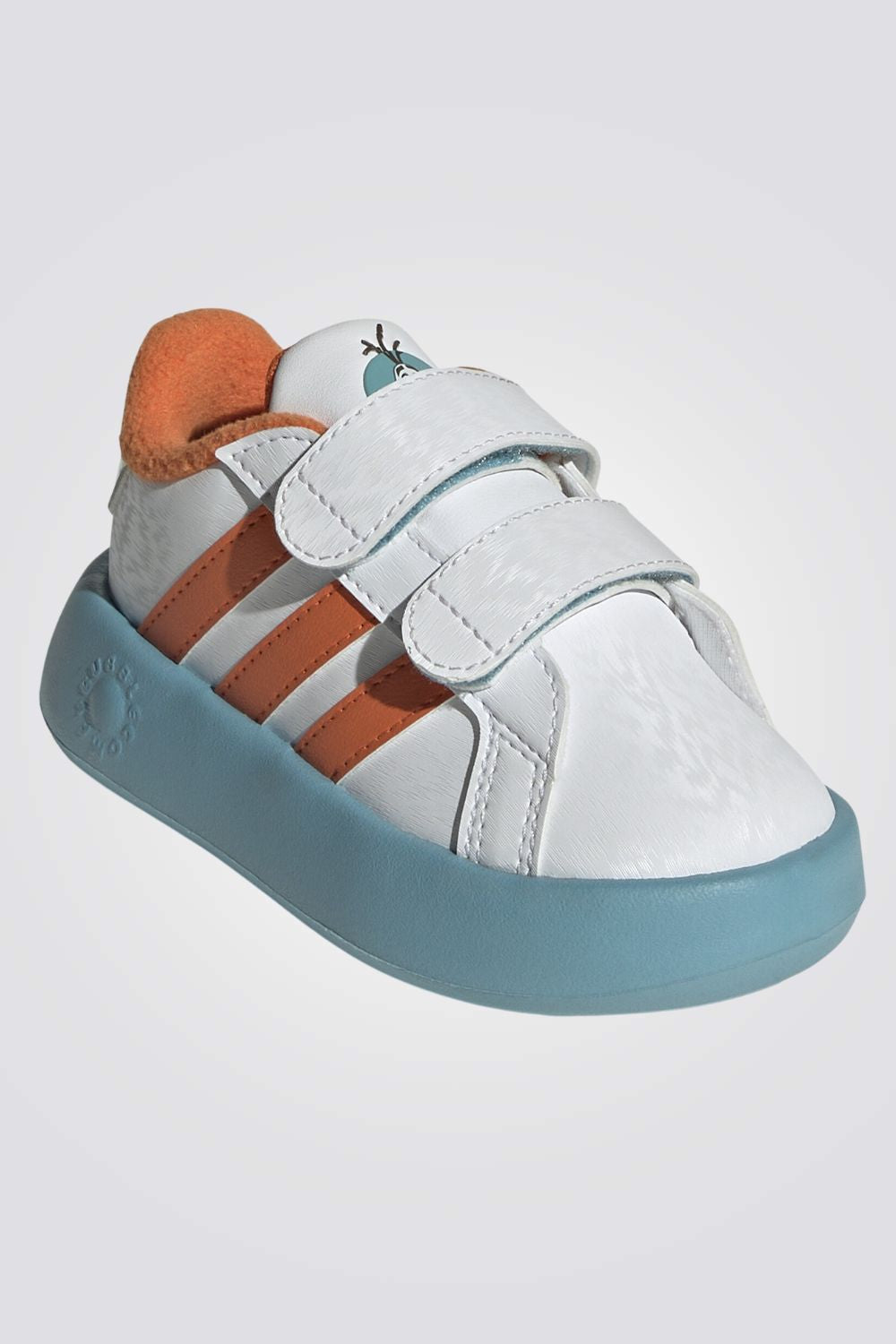 נעליים מבית המותג ADIDAS, בעלות מדרס פנימי שעוטף את הרגל ומספק רכות מירבית. סולייה חיצונית שמספקת אחיזה מלאה בקרקע. סגירת סקוטש, להתאמה מושלמת