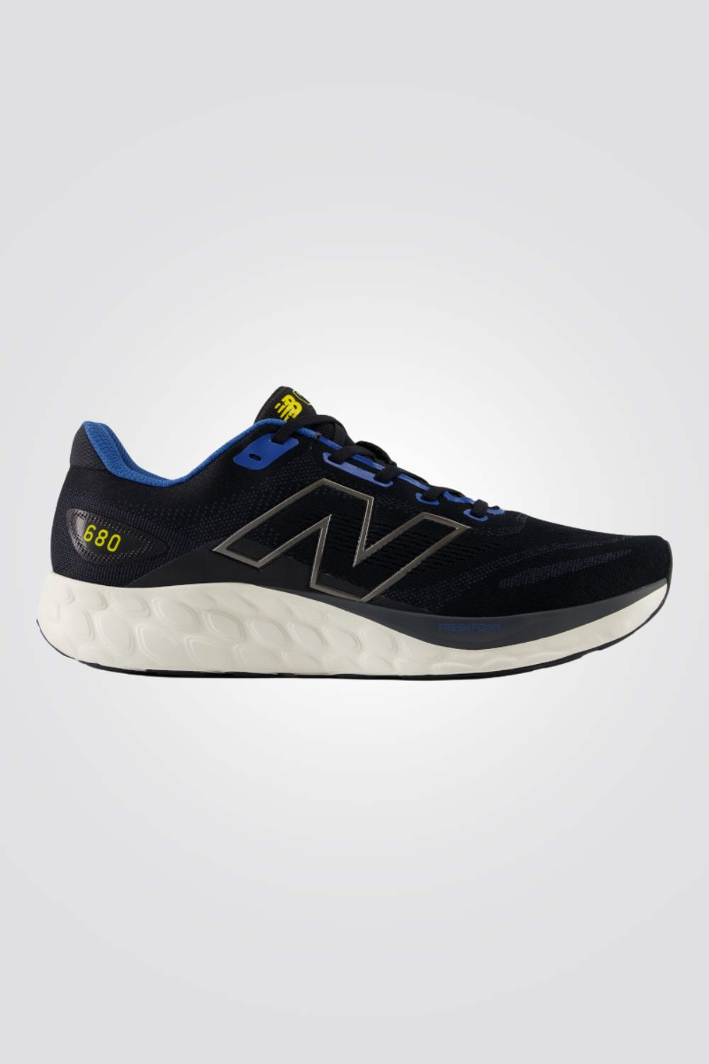 נעלי ספורט מבית המותג NEW BALANCE, בצבע שחור עם שרוכים. סולייה חיצונית שהופכת כל צעד שלך לרך במיוחד.