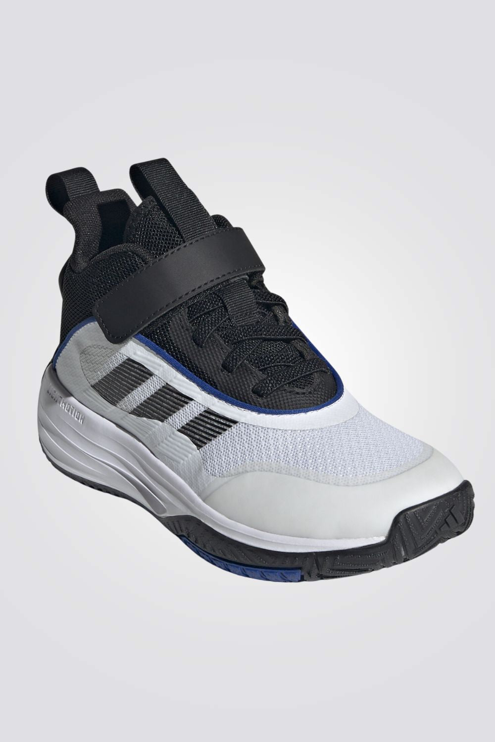 נעליים מבית המותג ADIDAS, בעלות מדרס פנימי שעוטף את הרגל ומספק רכות מירבית. סולייה חיצונית שמספקת אחיזה מלאה בקרקע.