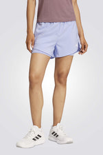 מכנסיים מבית המותג ADIDAS, עשוים מבד מנדף זיעה ששומר על הגוף שלך מאורר לאורך כל האימון. מותניים אלסטיות להתאמה מושלמת.