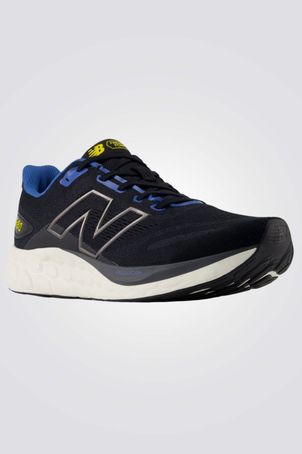 נעלי ספורט מבית המותג NEW BALANCE, בצבע שחור עם שרוכים. סולייה חיצונית שהופכת כל צעד שלך לרך במיוחד.