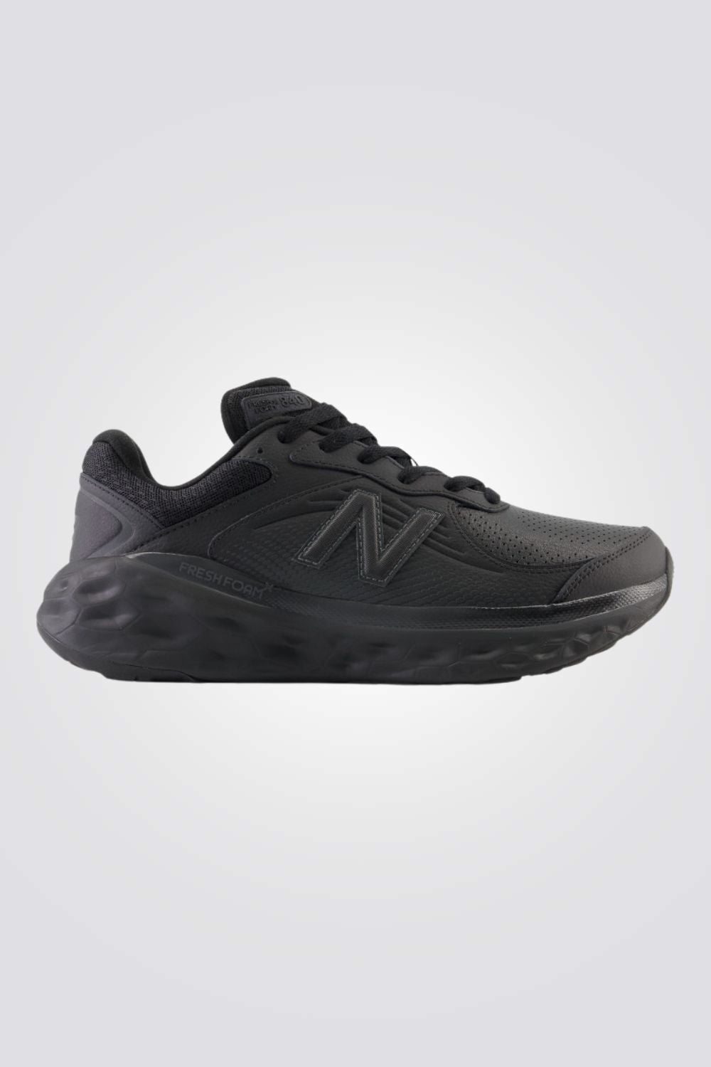 נעלי ספורט מבית המותג NEW BALANCE, נוחות מקסימלית ועיצוב עמיד. סולייה חיצונית שהופכת כל צעד שלך לרך במיוחד.