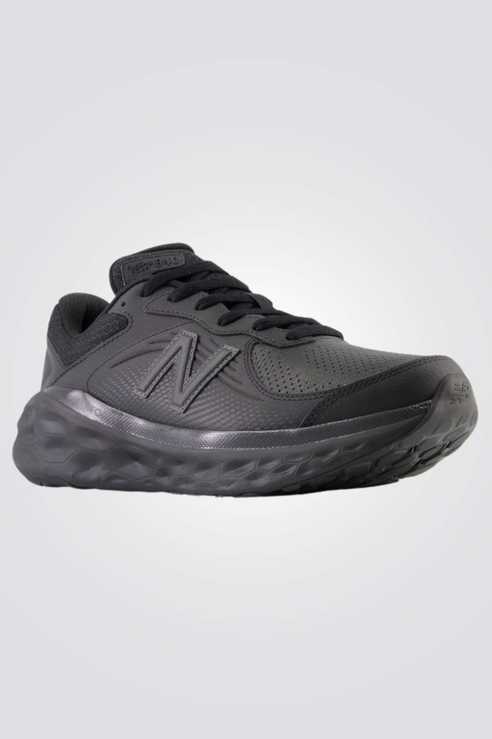 נעלי ספורט מבית המותג NEW BALANCE, נוחות מקסימלית ועיצוב עמיד. סולייה חיצונית שהופכת כל צעד שלך לרך במיוחד.