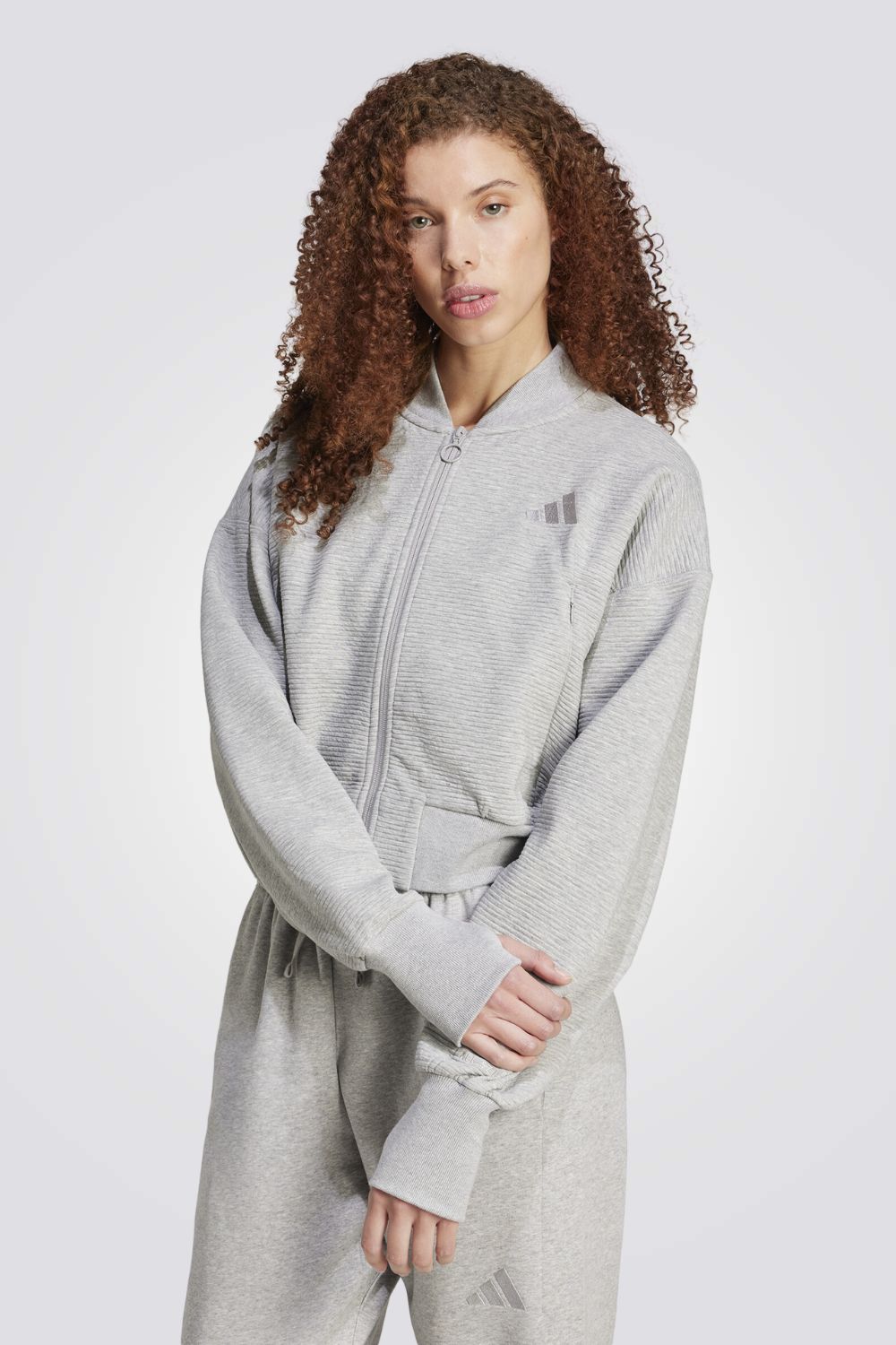 סווטשירט קפוצ'ון מבית המותג ADIDAS, עם כיסים קדמיים לשמירה על החפצים. גזרה קלאסית עם הדפס המותג מקדימה.