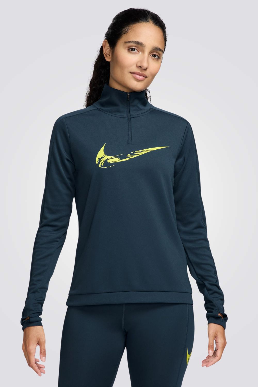 סוושירט מבית המותג NIKE, בטכנולוגיית Nike Dri-FIT המרחיקה את הזיעה מהעור לאידוי מהיר יותר. חורי אגודל שמאפשרים להחזיק את השרוולים במקומם בזמן תנועה.