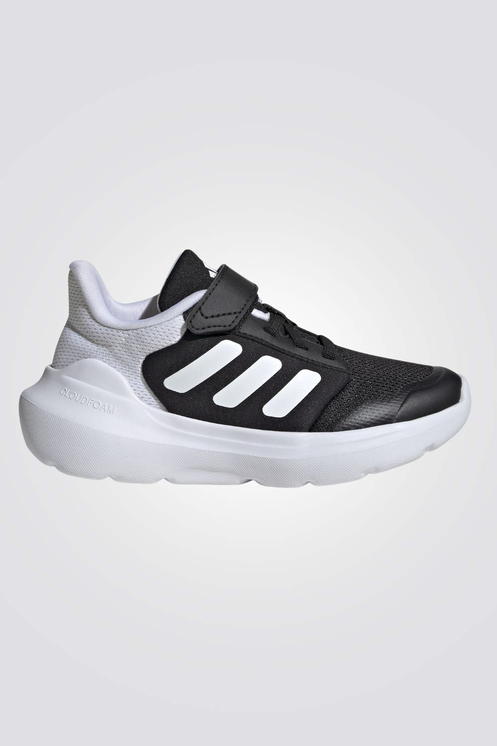 נעליים מבית המותג ADIDAS, בעלות מדרס פנימי שעוטף את הרגל ומספק רכות מירבית. סולייה חיצונית שמספקת אחיזה מלאה בקרקע. סגירת סקוטש, להתאמה מושלמת.