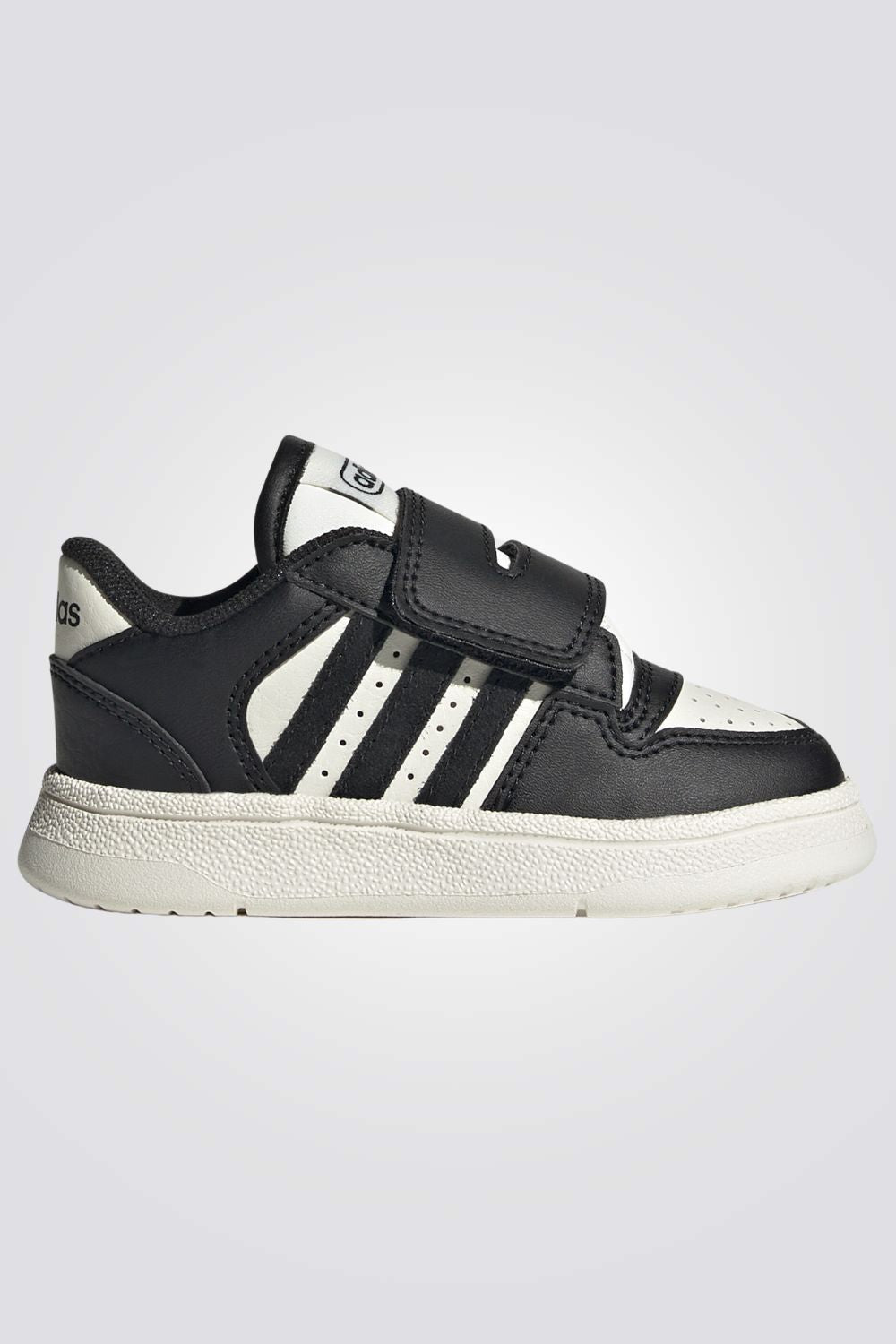 נעליים מבית המותג ADIDAS, בעלות מדרס פנימי שמספק נוחות מירבית בכל צעד. סולייה חיצונית מגומי שמאפשרת אחיזה מלאה בקרקע. סגירת סקוטץ' להתאמה מושלמת.