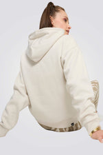 קפוצ'ון מבית המותג PUMA, בצבע בז'. מעוצב בסגנון אלגנטי עם הדפס המותג בחזית. בעל כיס קדמי לשמירה על החפצים.