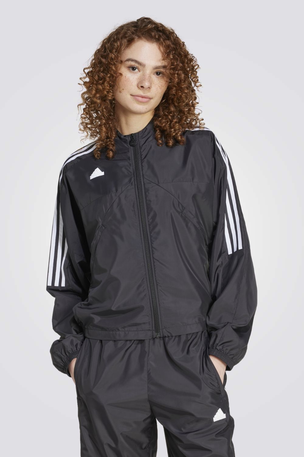 סווטשירט מבית המותג ADIDAS, מושלם לאימון במזג אוויר קר. אידיאלי לאימון בכל מזג אוויר, בטכנולוגיית AEROREADY שסופגת לחות.